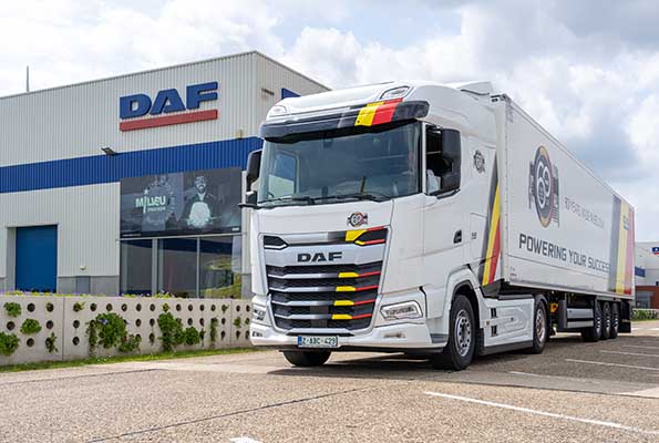 DAF Trucks: vrachtwagen voor bedrijfsgebouw