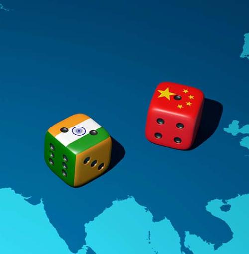 Dobbelstenen met Indische en Chinese vlag liggend op Azië op wereldkaart
