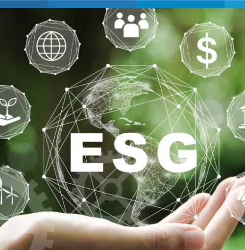 hand met daarin grote virtuele bol met letterwoord ESG, met daarrond ESG-symbolen in radertjes