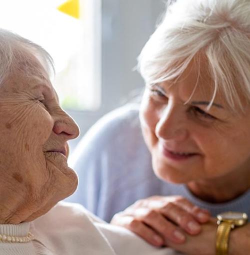 dochter zorgt voor bedlegerige moeder