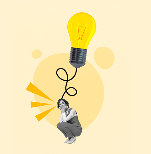 retro collage: gehurkte jonge vrouw kijkt opgewekt omhoog naar gloeilamp