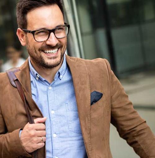 gelukkige werknemer gaat naar huis