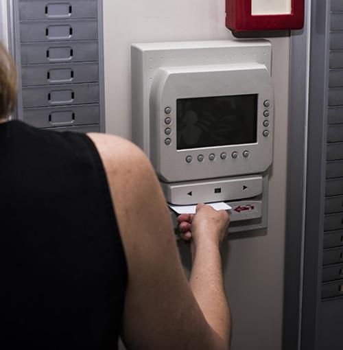 vrouw aan een prikklok