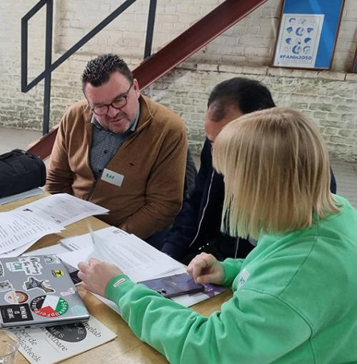 Raf Geudens in gesprek met een nieuwkomer