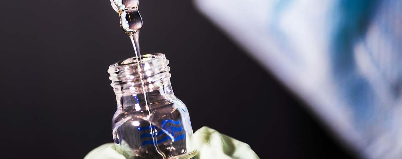 Vloeistof loopt in een medicijnflesje