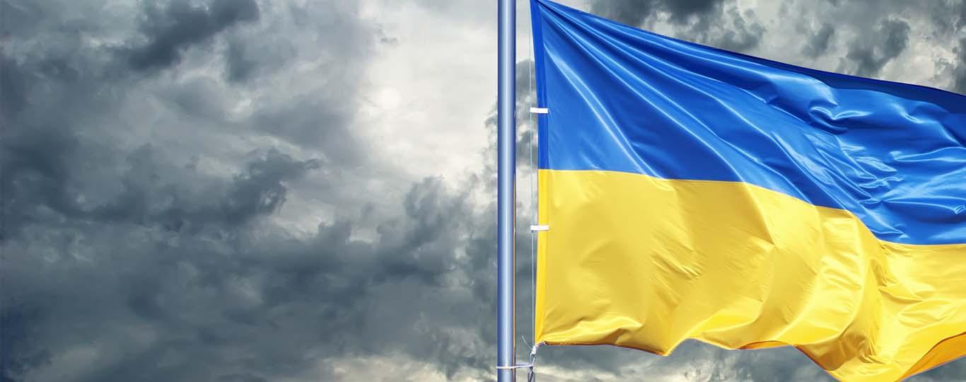 vlag van Oekraïne op donkere wolken