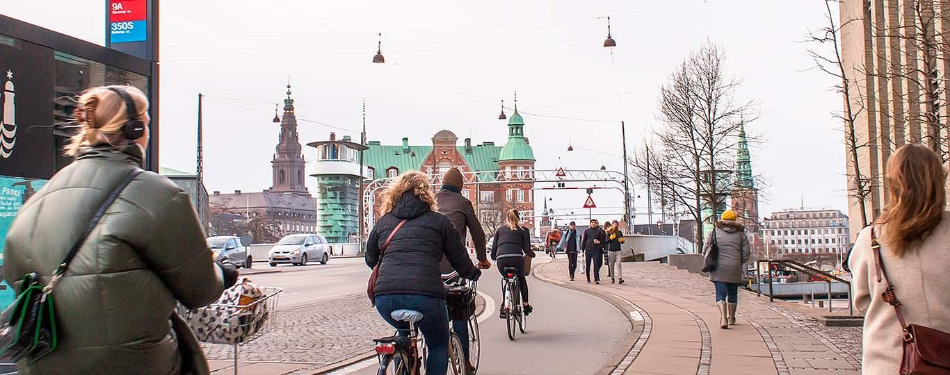 mensen op weg naar het werk in Kopenhagen