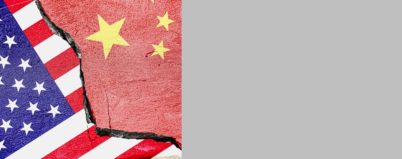 Amerikaanse en Chinese vlag op stenen brokstukken