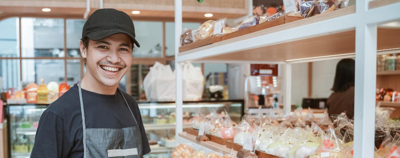 Foto shutterstock jonge Flexi-jobber aan de slag in een bakkerij