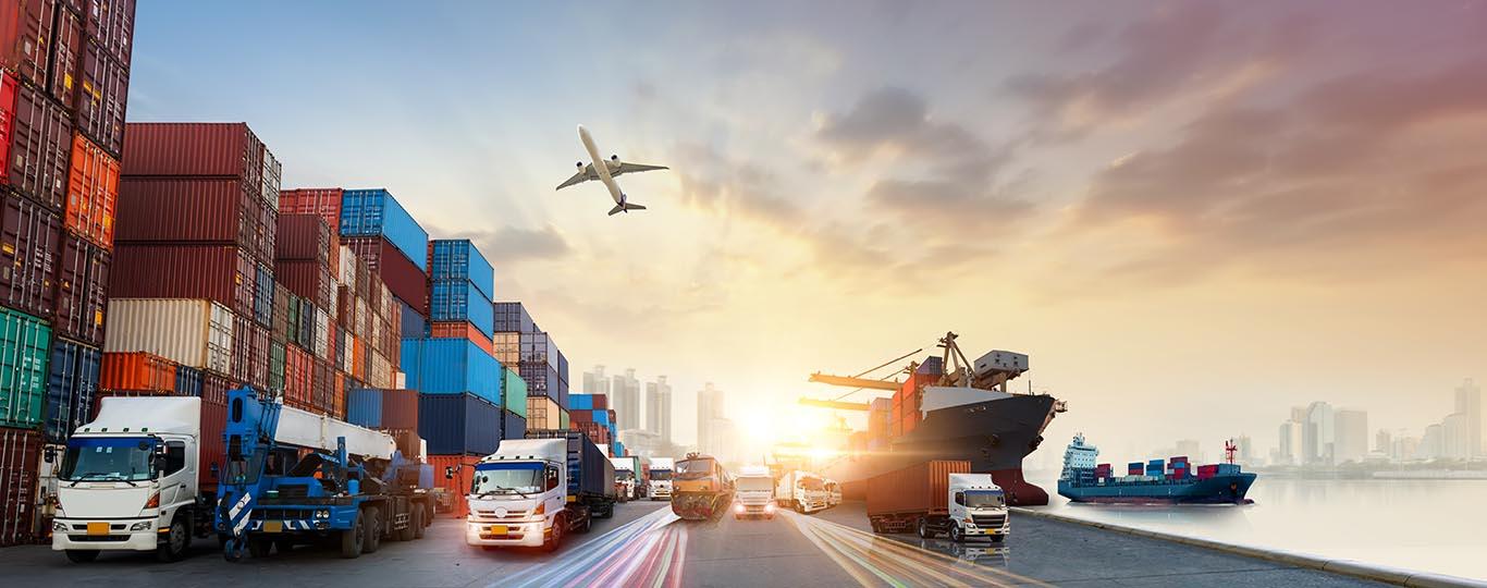 internationaal transport: containerschip, vliegtuig, vrachtwagens
