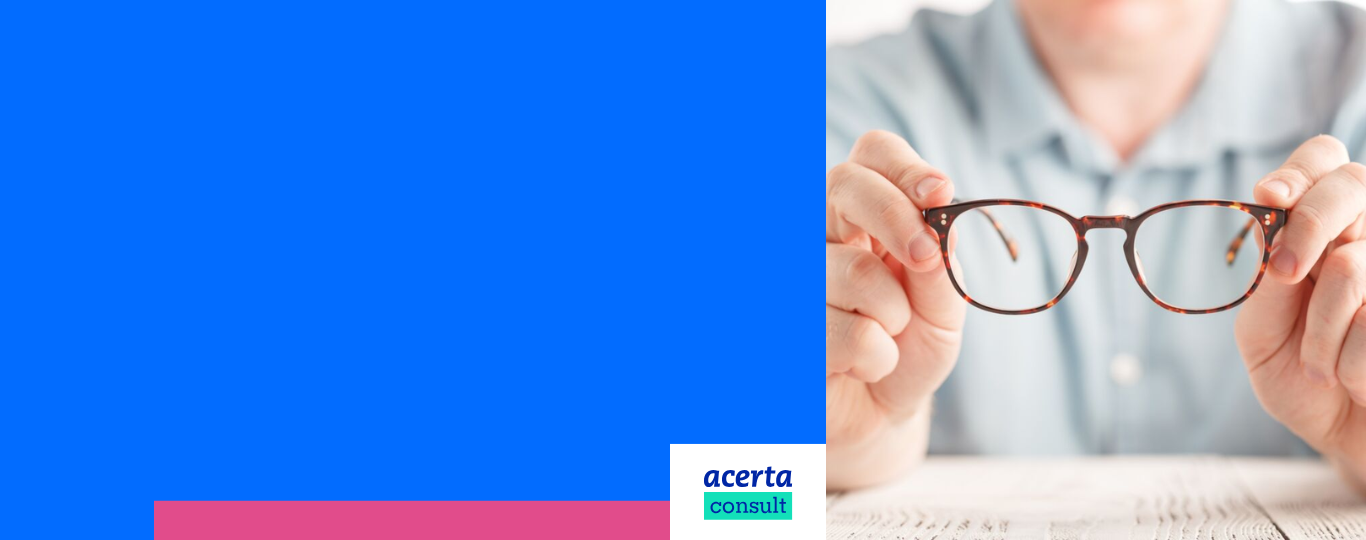 iemand houdt een bril in beide handen voor zich