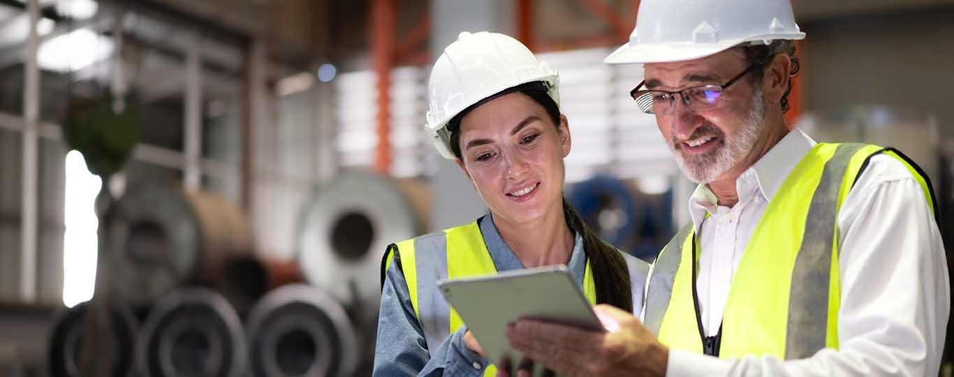 twee collega's overlopen een planning op de werkvloer