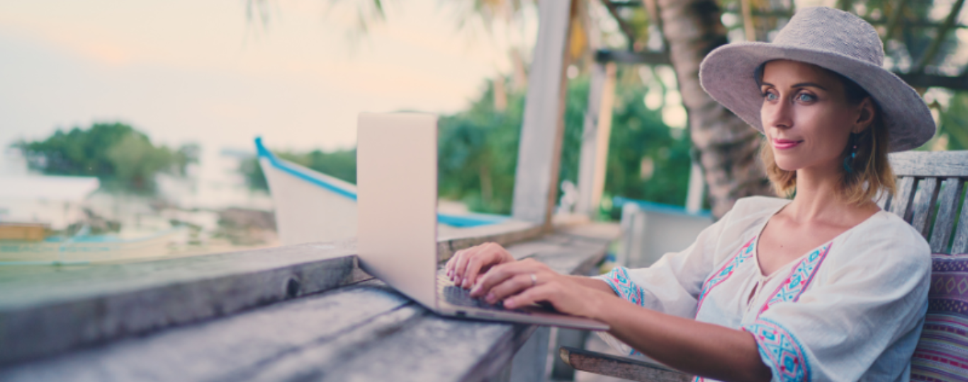 vrouw werkt op laptop in vakantiesetting