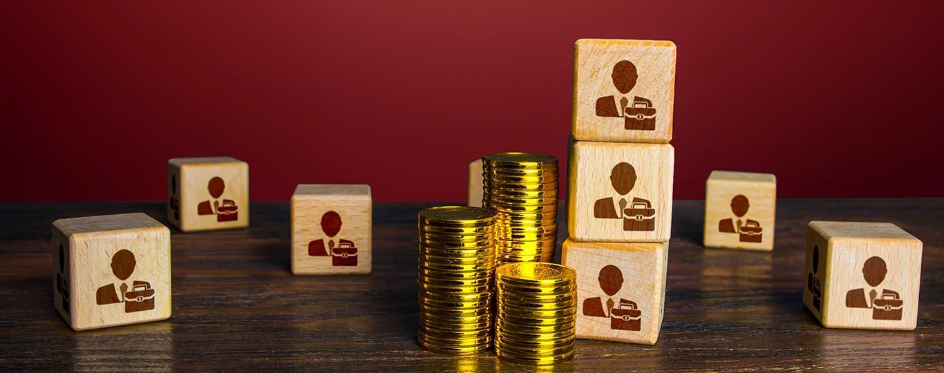 blokjes met mensen en stapeltjes muntstukken