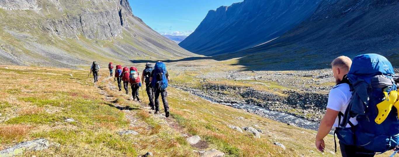 groep wandelaars op tocht in gebergte