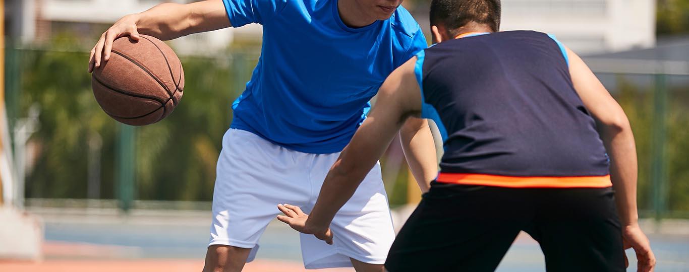 twee basketbalpselers tegenover elkaar