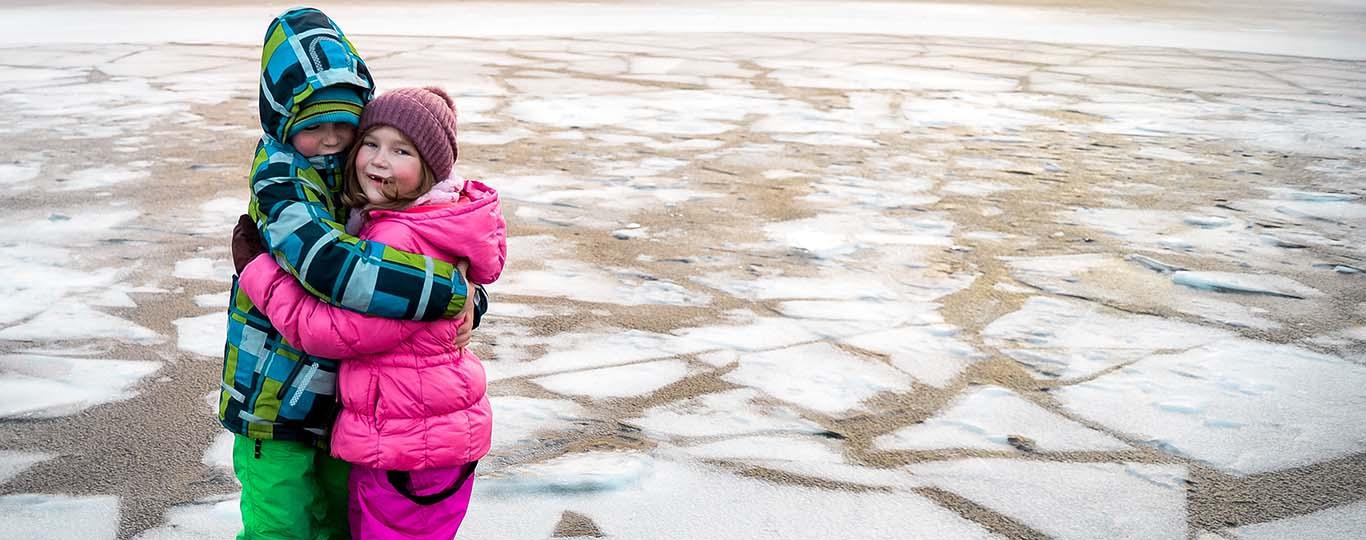 twee kinderen staan op dun ijs