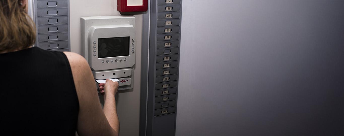 vrouw aan een prikklok