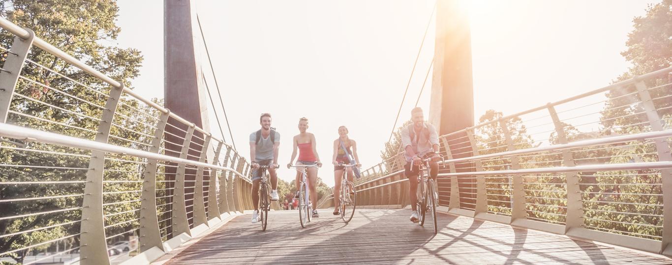 een groepje jonge mensen tijdens een fietstocht