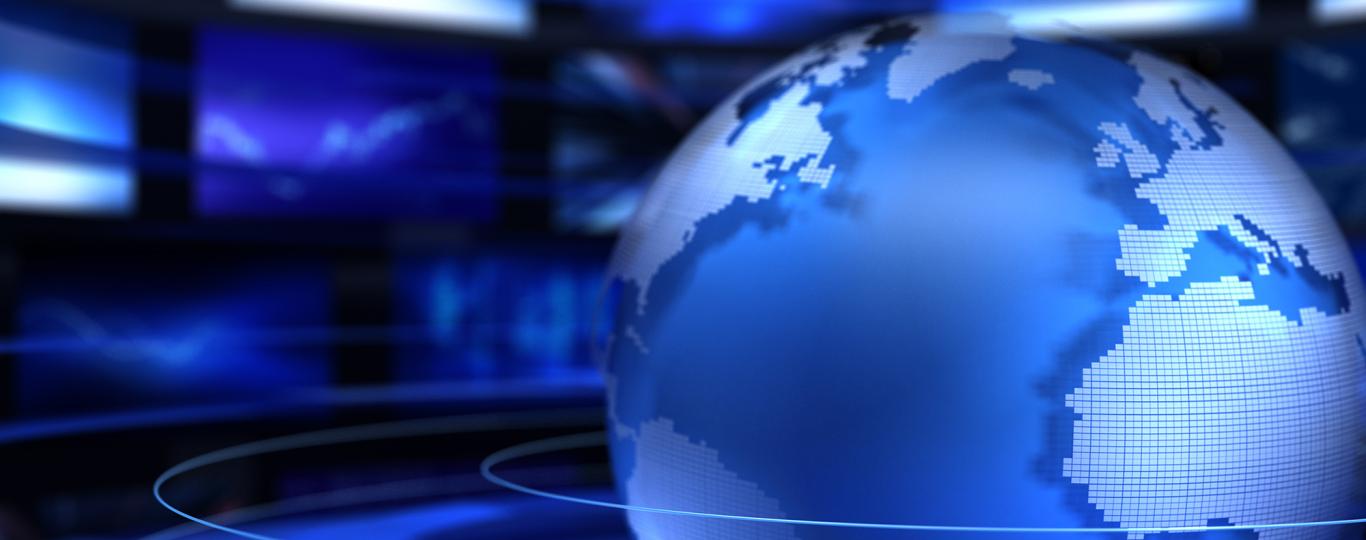 wereldbol met op de achtergrond tv-schermen