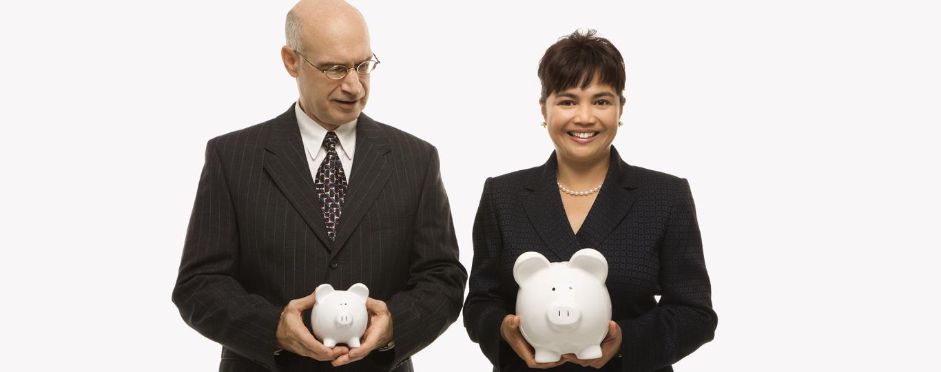 man in maatpak kijkt wat verontwaardigd naar het veel grotere spaarvarken van een vrouwelijke collega