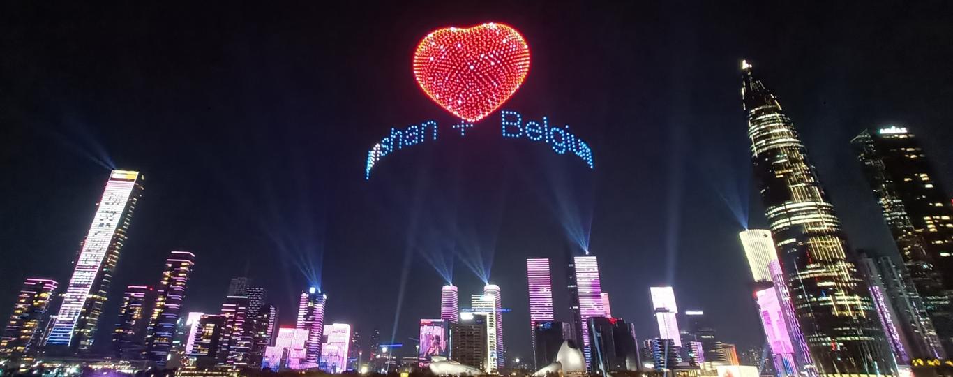 projectie van een groot hart boven de skyline