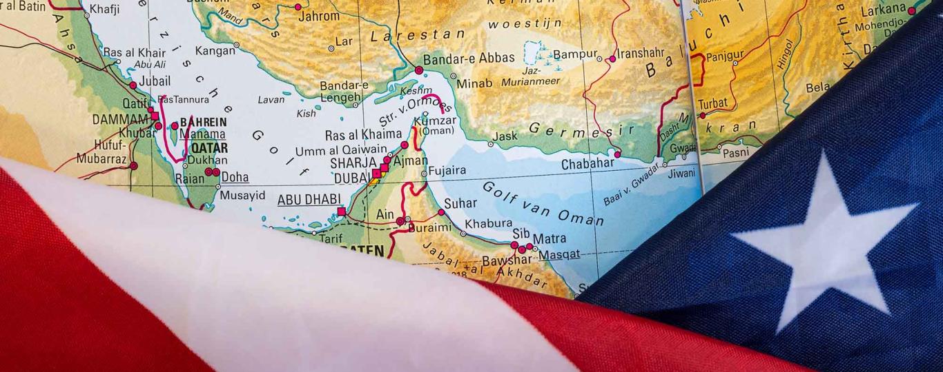 Straat van Hormuz op een wereldkaart met daarop een Amerikaanse vlag