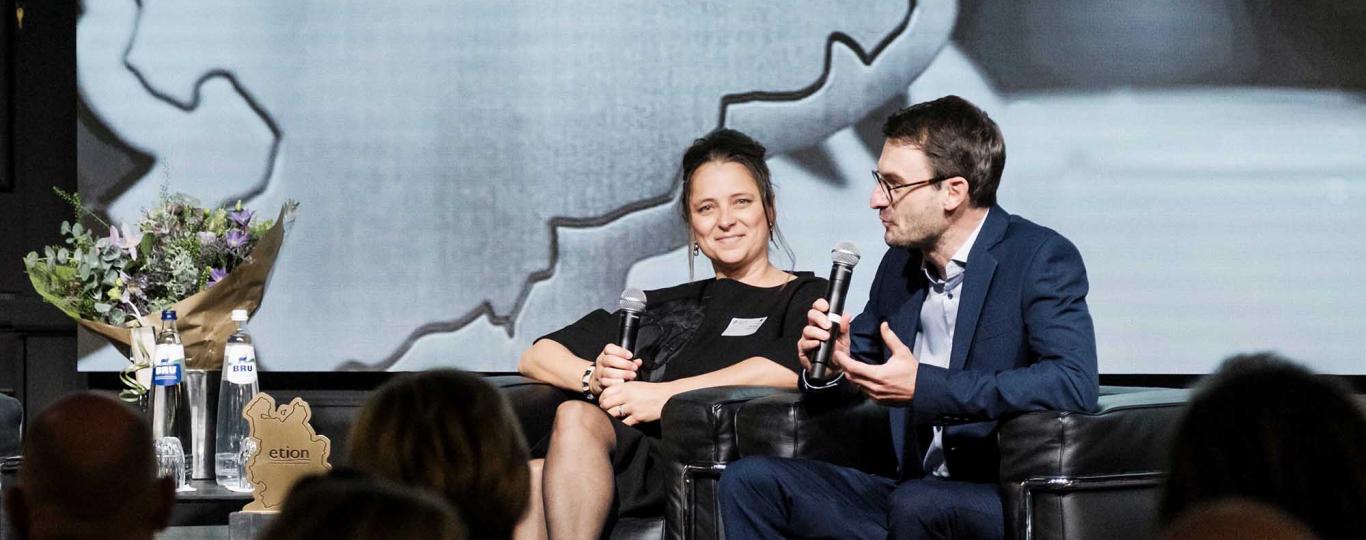 Sofie Hermans en Jonas Douwen mochten namens Orakel Groep in 2025 de trofee in ontvangst nemen