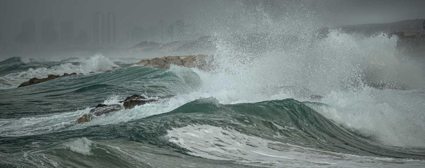 woeste zee voor de kust