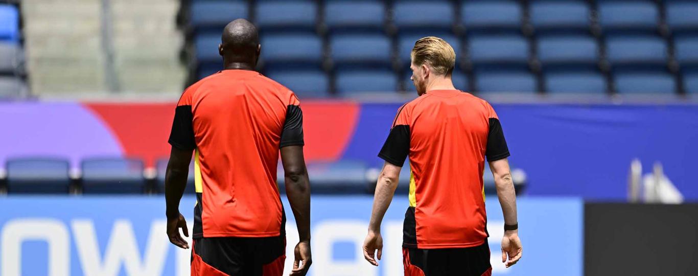 Romelu Lukaku en Kevin De Bruyne verlaten na een training het voetbalveld