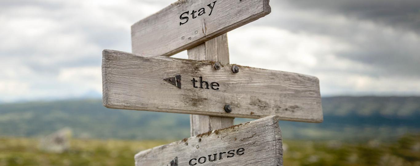 wegwijzer 'Stay the Course' wijst naar verschillende richtingen