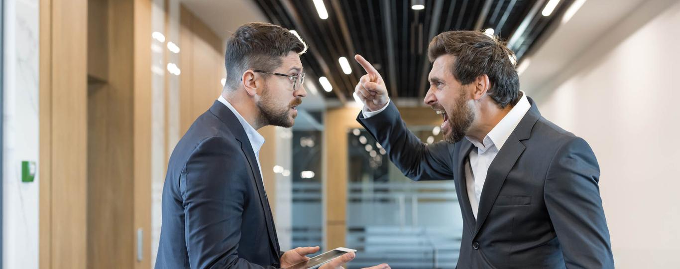 twee collega's hebben stevige woordenwisseling op kantoor