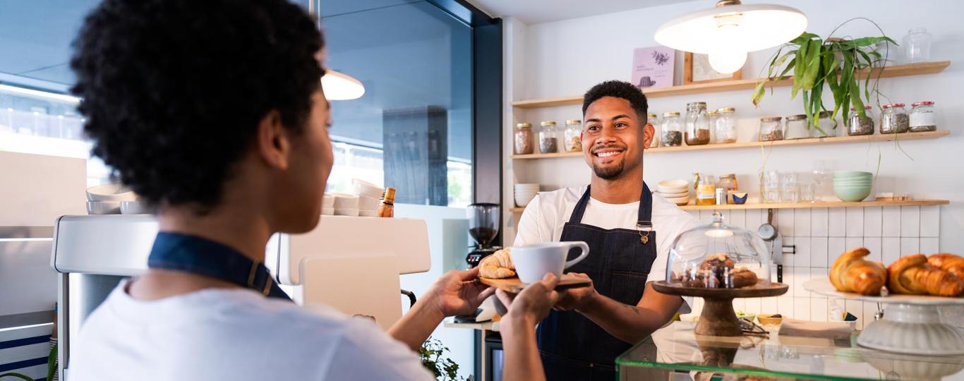 flexi-jobber aan het werk in een ontbijtzaak