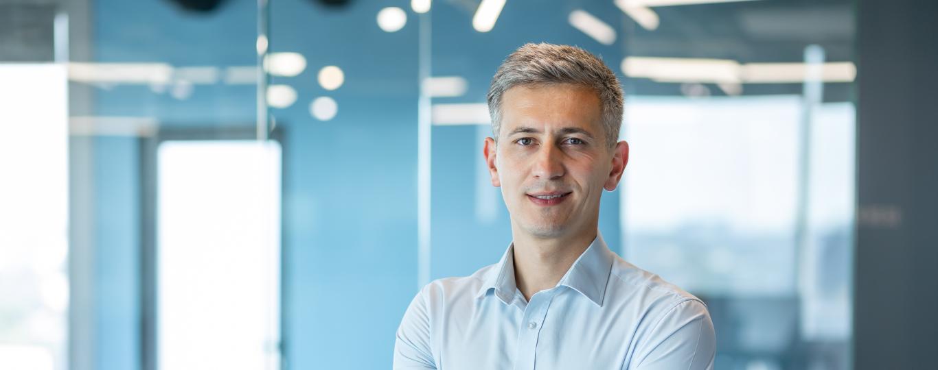 zakenman kijkt zelfverzekerd voor zijn bureau