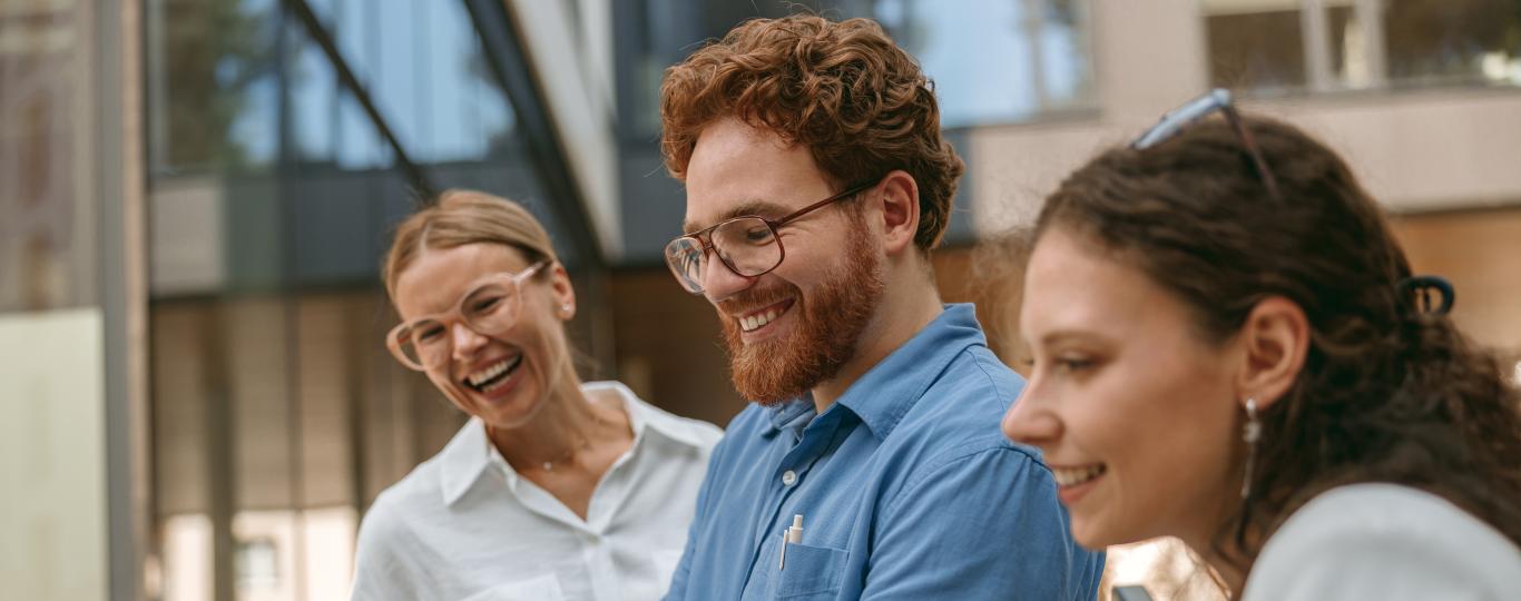 man toont iets op tablet aan collega's