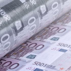 Briefjes van 500 euro worden gedrukt op een geldpers
