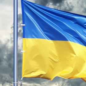 vlag van Oekraïne op donkere wolken