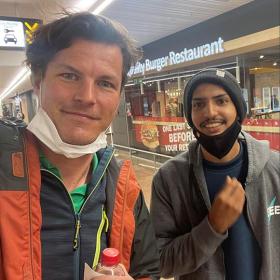 Emmanuel Buyck en de Indiër Steve Shewmin Cutinho in de luchthaven van Zaventem