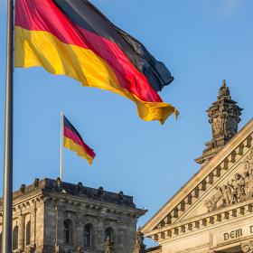 Duitse vlag wappert voor Reichstag gebouw
