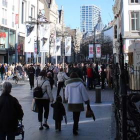 shoppende mensenmassa op de Meir in Antwerpen
