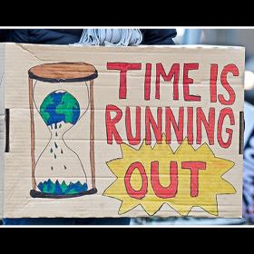 bord met opschrift 'Time is running out' tijdens klimaatbetoging in Stockholm