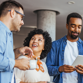 groepje jongeren met tablets in de hand