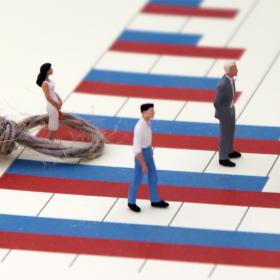 illustratie van loonkloof: miniatuurpoppetjes op stafdiagrammen, waarbij een lasso om de voeten van een vrouw wordt gegooid.