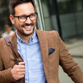 gelukkige werknemer gaat naar huis