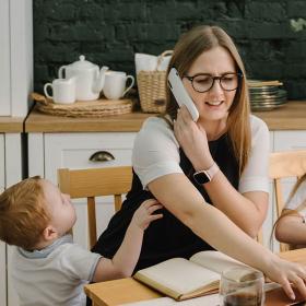 jonge thuiswerkende moeder met naast haar twee jonge kinderen