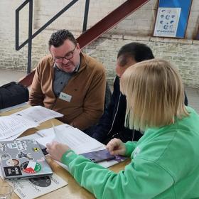 Raf Geudens in gesprek met een nieuwkomer