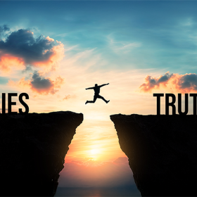 man springt over ravijn tussen woorden leugens en waarheid