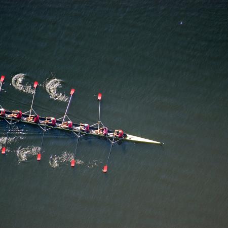 Team roeiers op het water