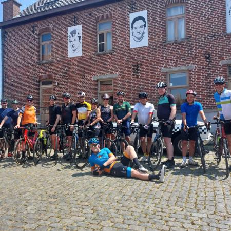 Groepsfoto deelnemers Etion Flandrien Fietstweedaagse 2023 voor het Flandrien Hotel