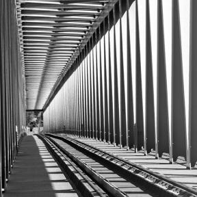 Metalen spoorwegbrug in perspectief
